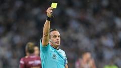 Referee Patricio Loustau